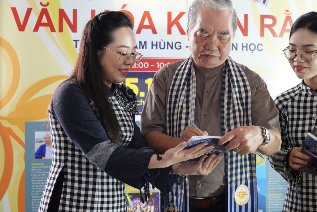Tác giả ký giao lưu tặng sách Văn Hoá Khăn Rằn